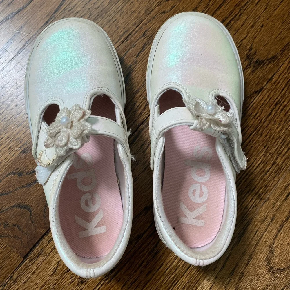 Keds- Daphne flower white pearlized toddler girl size 9.5 Mary Jane t-strap shoe